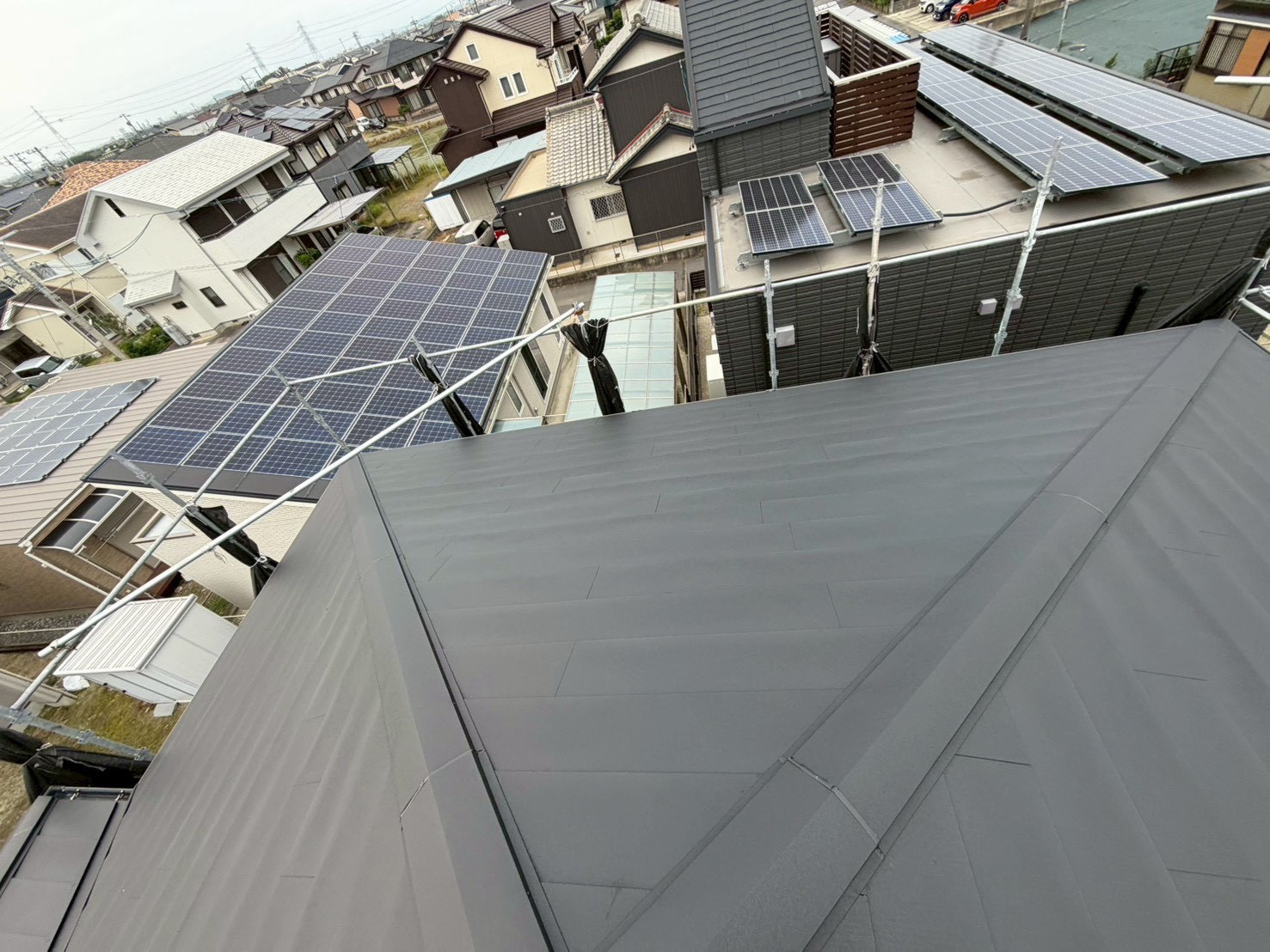 名古屋市にてカバー工法〈築20年屋根修理・シルキーG2〉の施工後写真