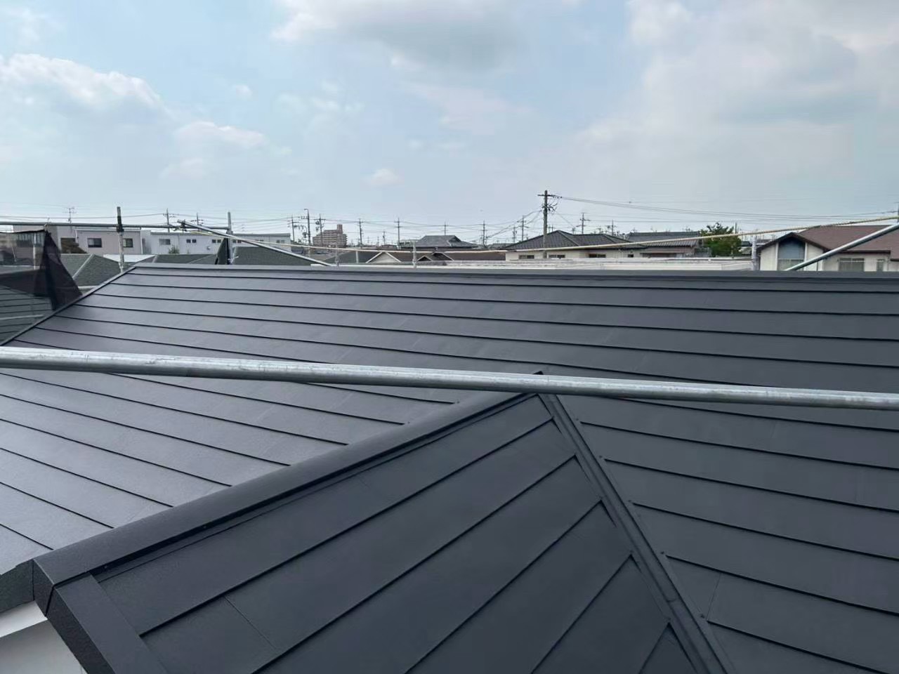 名古屋市にてカバー工法で雨漏り予防〈ひび割れのある屋根〉の施工後写真